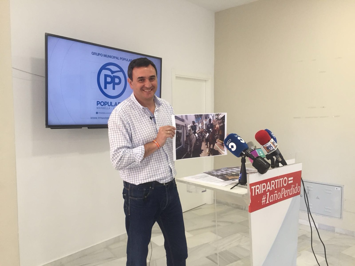 El PP denuncia que Bernal envía a la policía montada para escoltar la boda de un miembro del PSOE
