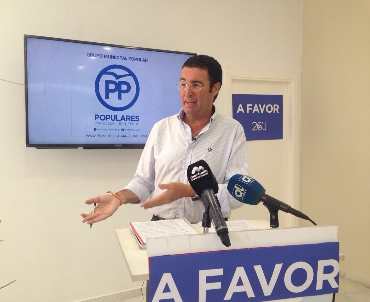 El PP reprocha al tripartito que perdiera la subvención para comprar dos barcos quitanatas y que tenga que contratar ahora ese servicio