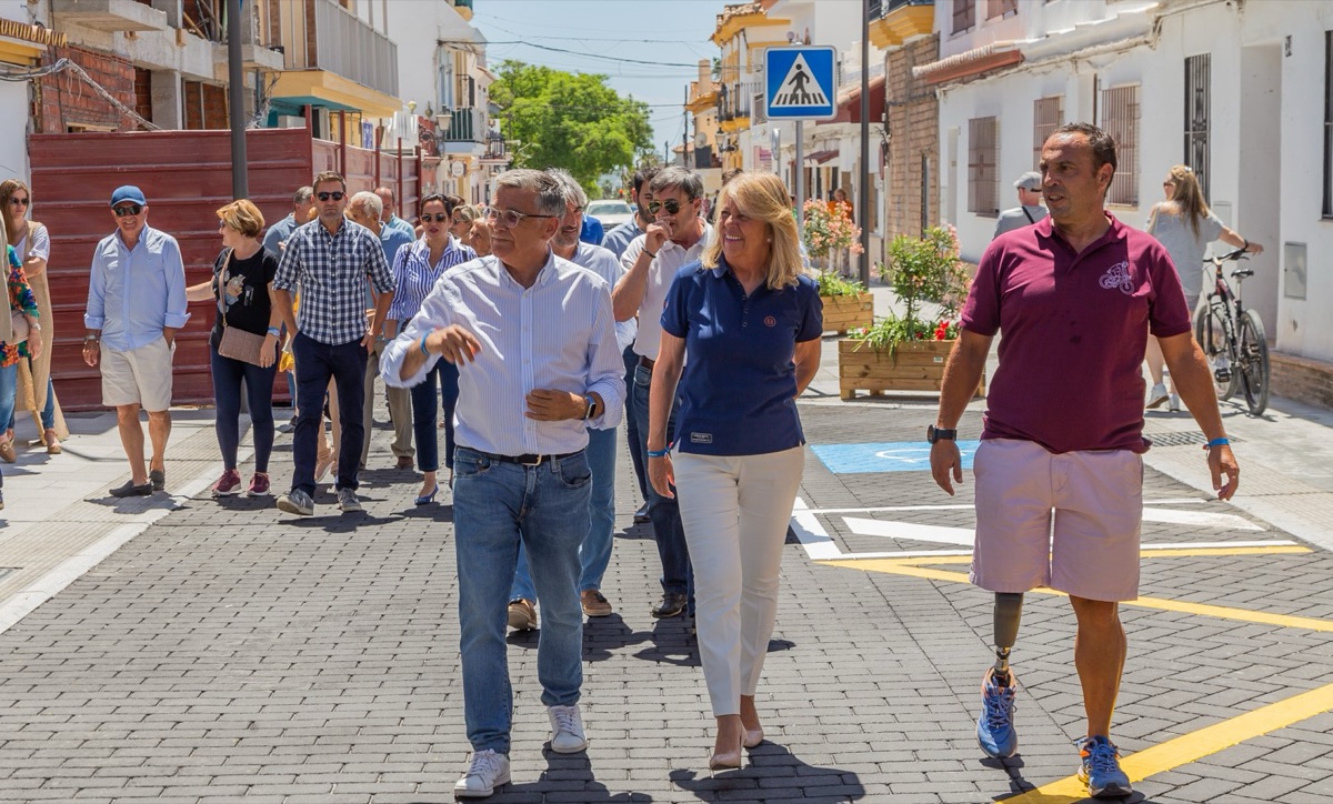 Ángeles Muñoz mantiene un encuentro con los vecinos de José Echegaray tras la remodelación integral de la vía que ha dado respuesta a las demandas vecinales