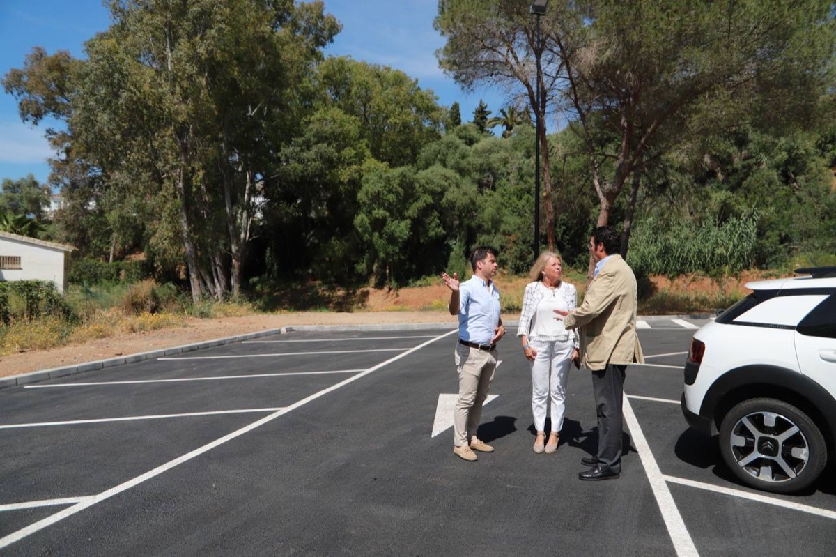 Ángeles Muñoz reafirma su compromiso con los vecinos de Las Chapas en su visita a la parcela de Joaquín Rodrigo que dota a la zona de casi medio centenar de plazas de aparcamiento